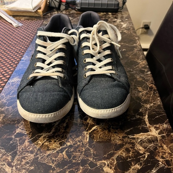 Lacoste casual shoe. - Picture 2 of 5